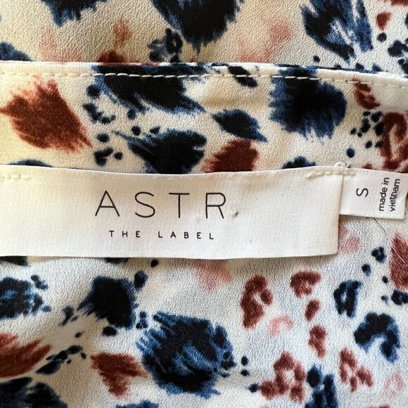 ASTR the Label Blouse Blue Multi Leopard Print Long Sleeves Size S Button Front - Picture 3 of 11